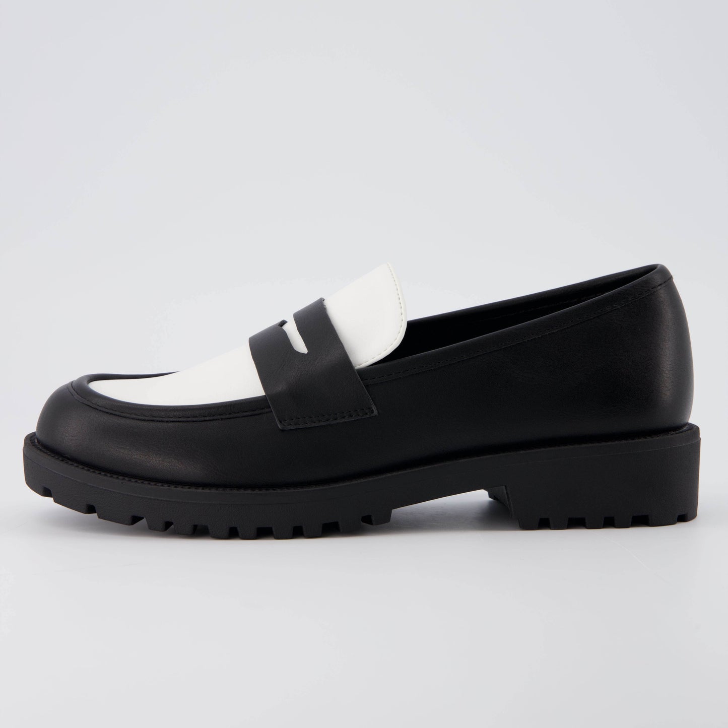 Black/White,6,Medium