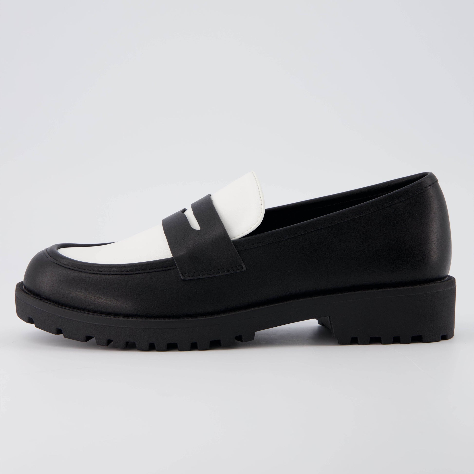 Black/White,6,Medium